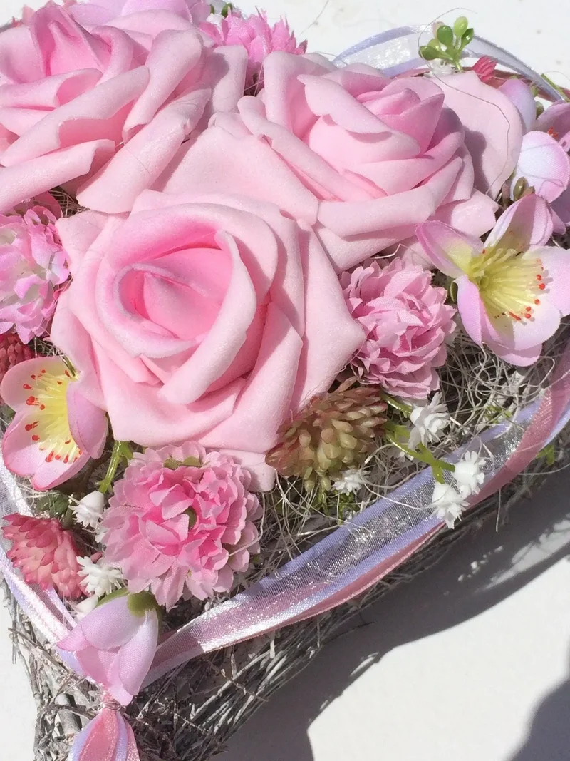Grabherz aus Seidenblumen Rose – langlebige Grabdekoration