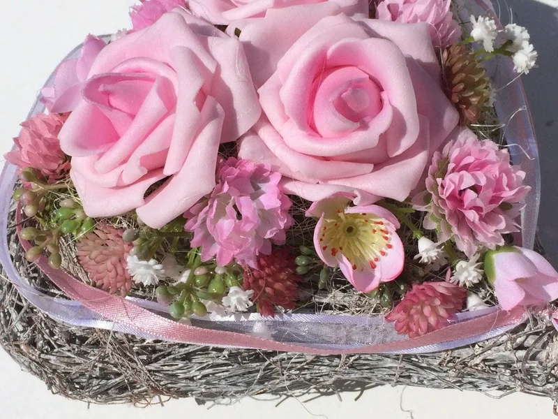Grabherz aus Seidenblumen Rose – langlebige Grabdekoration