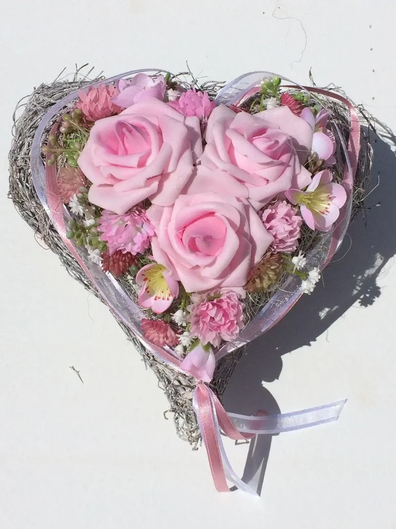 Grabherz aus Seidenblumen Rose – langlebige Grabdekoration