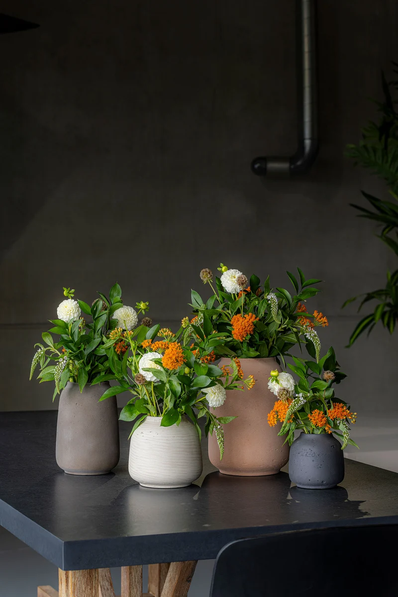 Vase Jabari Schwarz, wasserdicht aus glasfaserverstärktem Ton