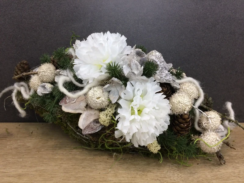 Seidenblumen Grabgesteck Weiße Nelken – Grabdekoration handgefertigt