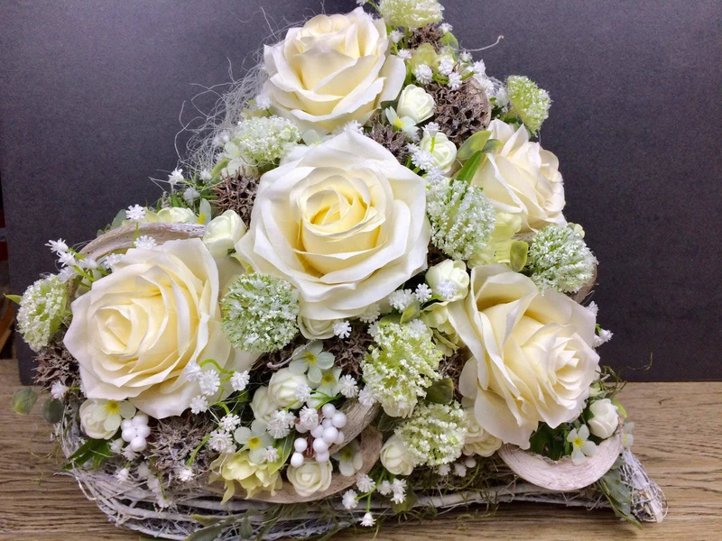 Seidenblumen Grabschmuck Herz Rose mit Wiesenblumen – handgefertigt