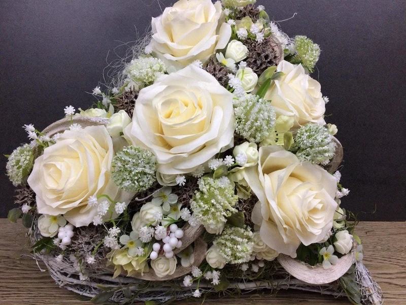 Seidenblumen Grabschmuck Herz Rose mit Wiesenblumen – handgefertigt