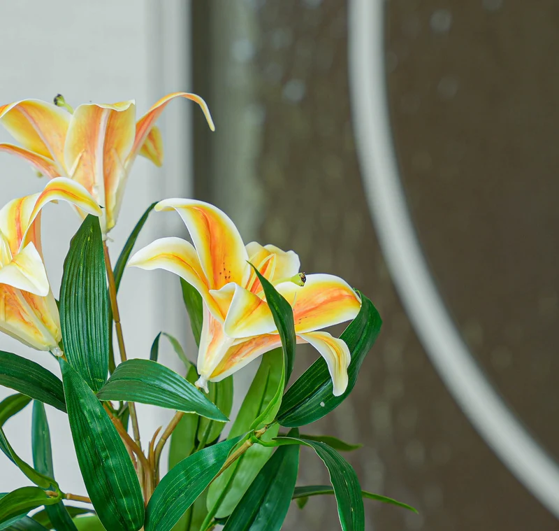 Lily in pot - Yellow/orange - Artificial plant - ↑ 33 cm