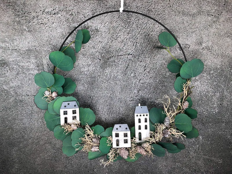Fensterschmuck Eukalyptus Ring mit Häuschen – Weihnachtsdeko modern