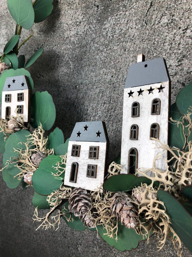 Fensterschmuck Eukalyptus Ring mit Häuschen – Weihnachtsdeko modern