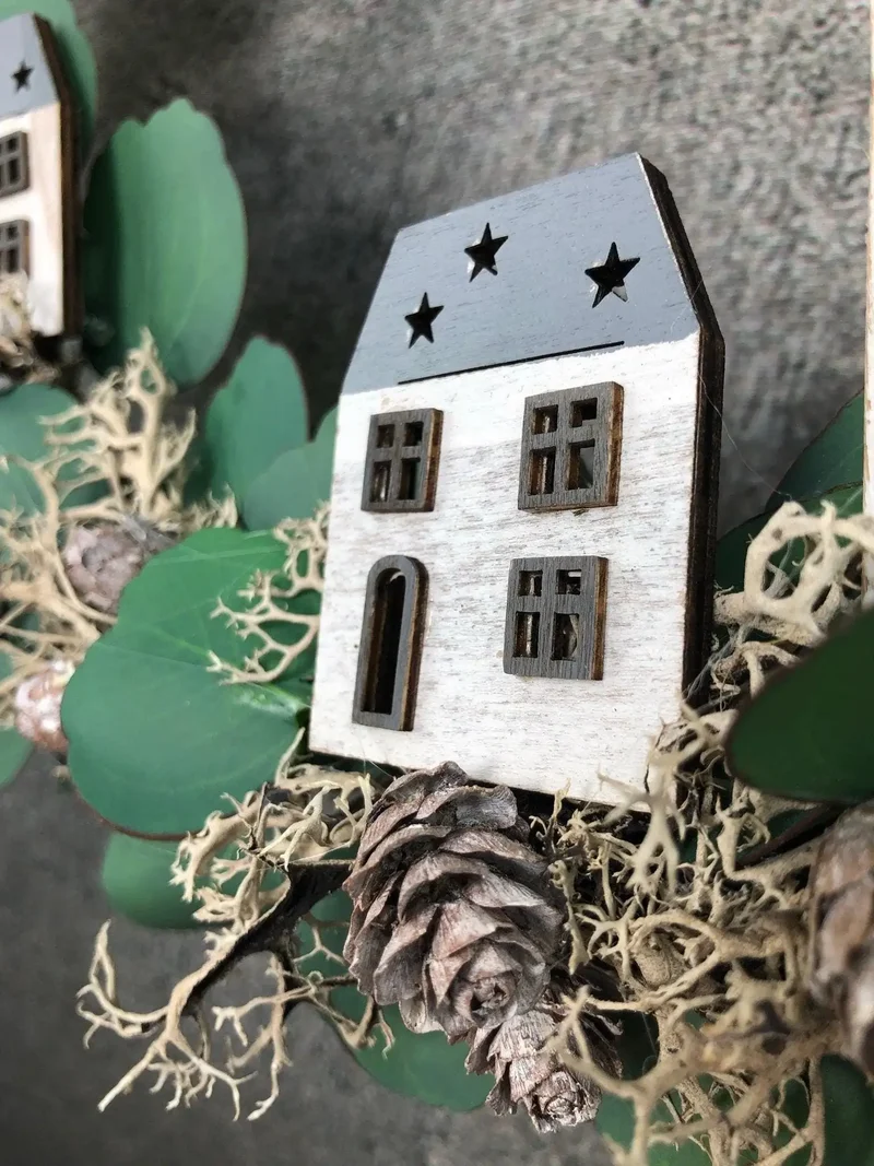Fensterschmuck Eukalyptus Ring mit Häuschen – Weihnachtsdeko modern