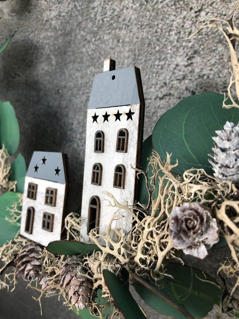 Fensterschmuck Eukalyptus Ring mit Häuschen – Weihnachtsdeko modern