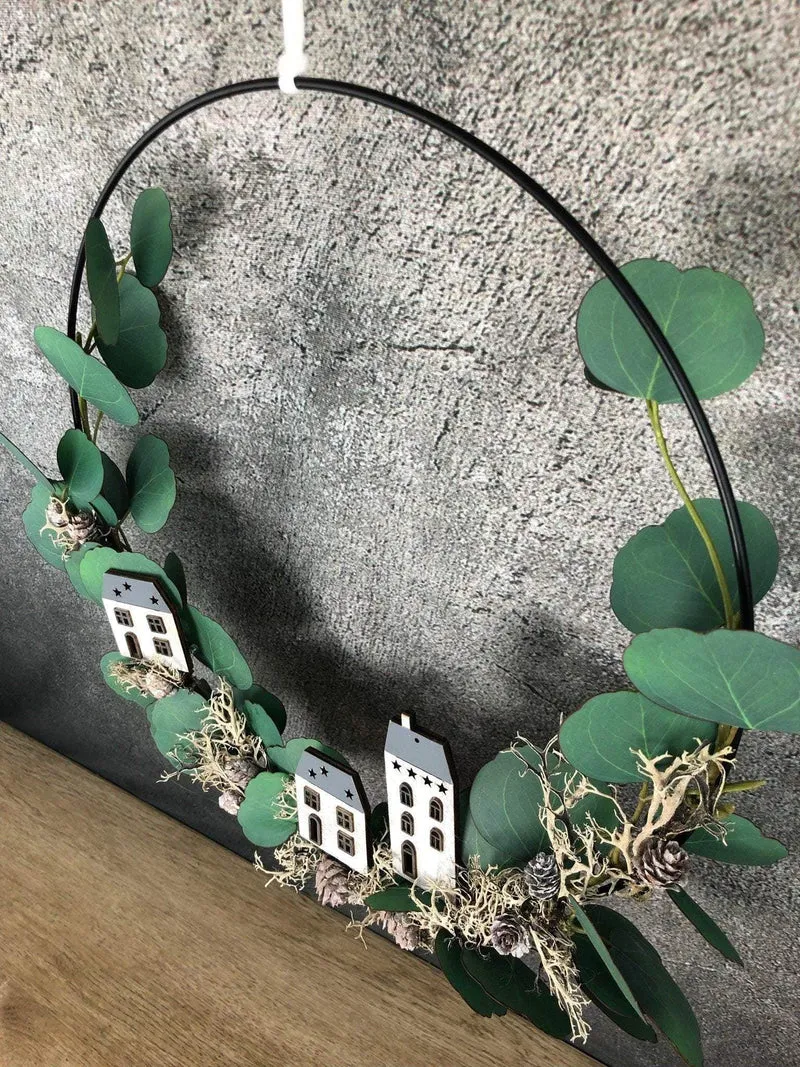 Fensterschmuck Eukalyptus Ring mit Häuschen – Weihnachtsdeko modern