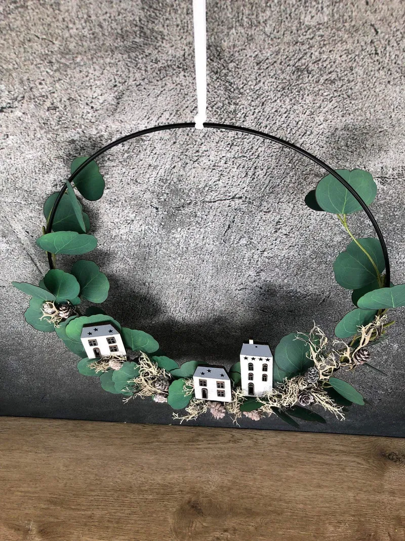 Fensterschmuck Eukalyptus Ring mit Häuschen – Weihnachtsdeko modern