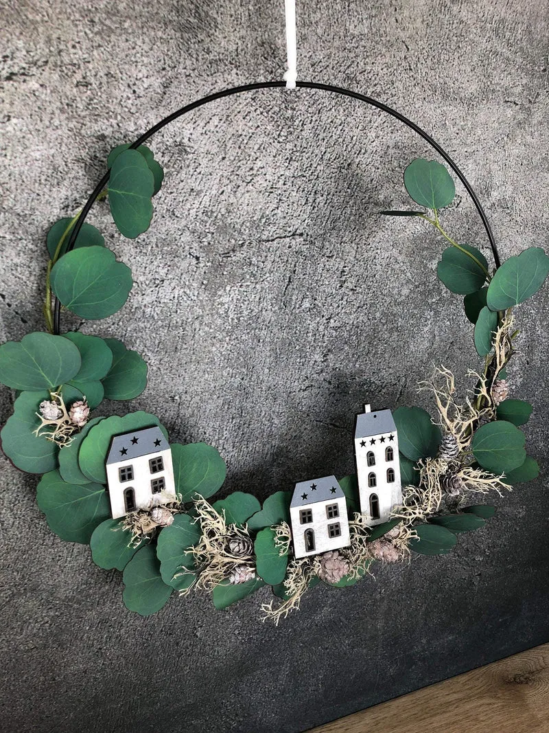 Fensterschmuck Eukalyptus Ring mit Häuschen – Weihnachtsdeko modern