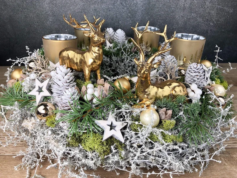 Adventskranz mit Hirsch Motiv – rund mehrjährig handgefertigt mit Tann
