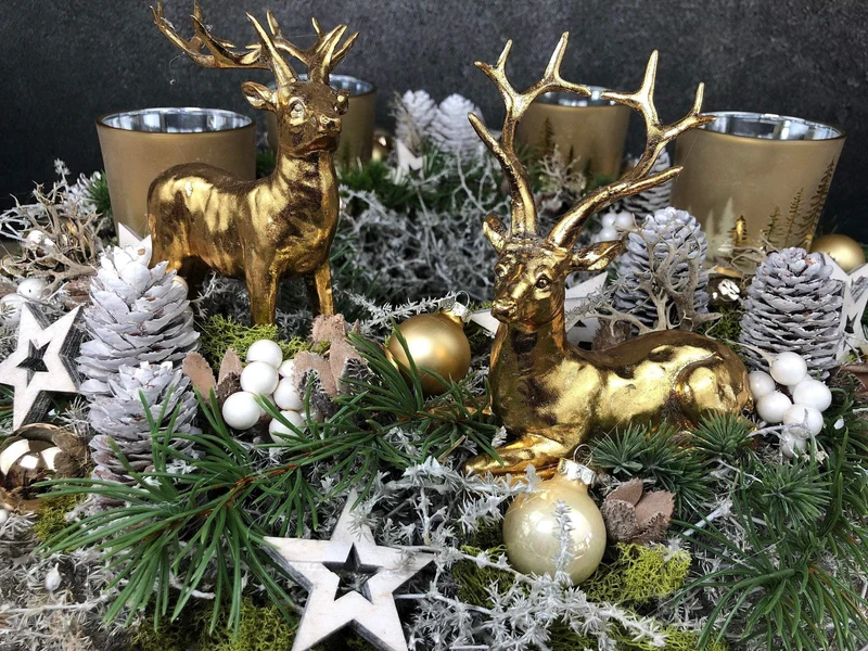 Adventskranz mit Hirsch Motiv – rund mehrjährig handgefertigt mit Tann