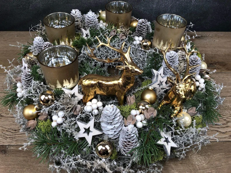 Adventskranz mit Hirsch Motiv – rund mehrjährig handgefertigt mit Tann