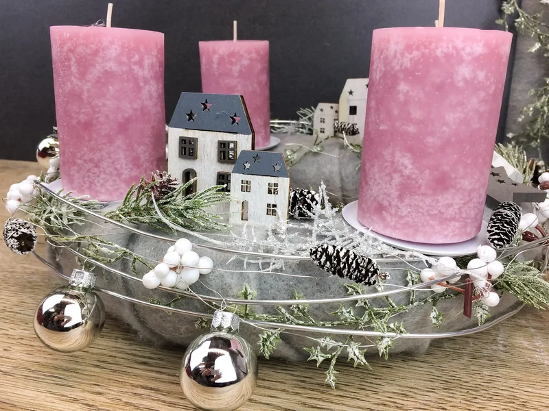 Runder Adventskranz mit Häusern und LED-Lichterkette mit Tanne
