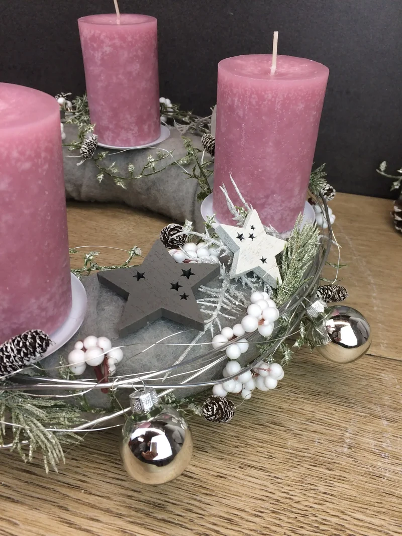 Runder Adventskranz mit Häusern und LED-Lichterkette mit Tanne