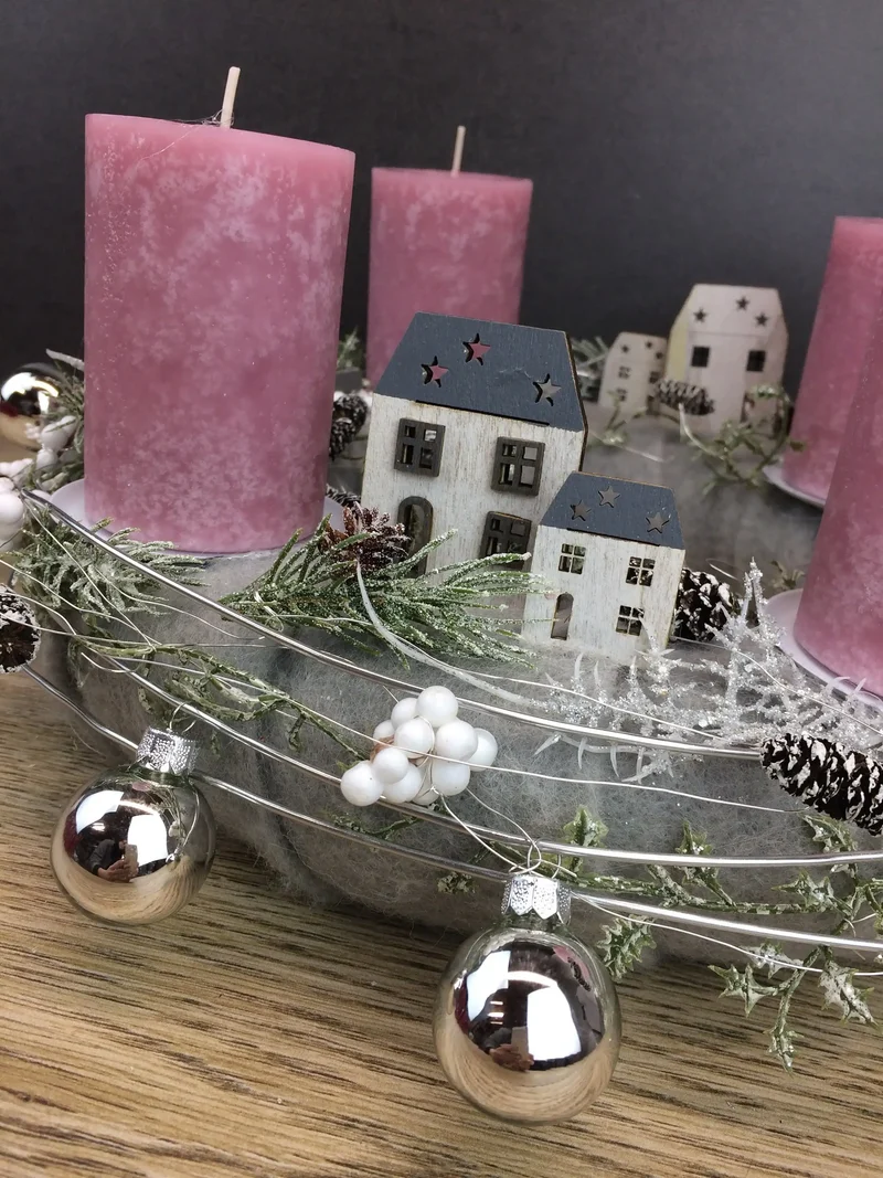 Runder Adventskranz mit Häusern und LED-Lichterkette mit Tanne