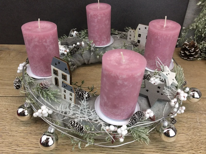Runder Adventskranz mit Häusern und LED-Lichterkette mit Tanne