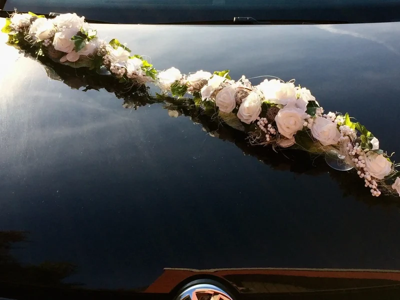 Autogesteck Hochzeit handgefertigt – Seidenblumen Brautauto Deko