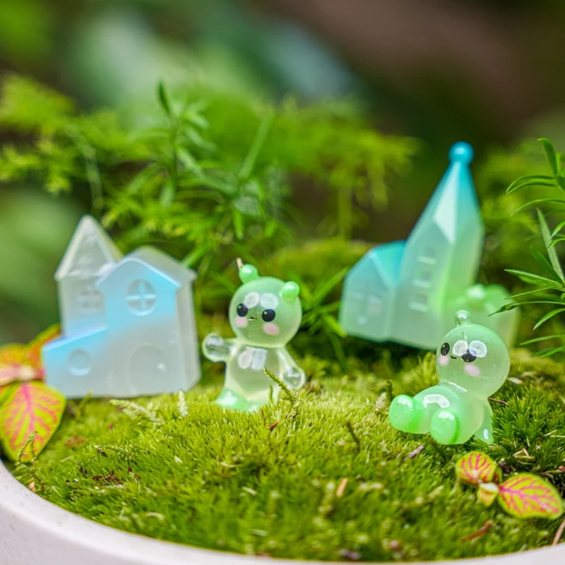 Glow Village - Decorative Miniature Village - Glow in the Dark - Set of 4 - ↑ 3–5 cm