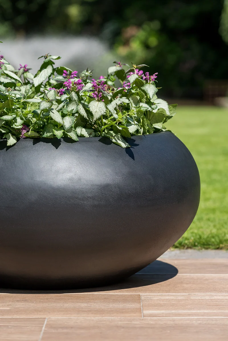 Bauchig runder Pflanzkübel Cora Schwarz aus Fiberstone
