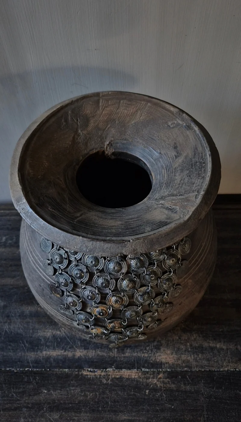 Houten kruik met metalen sieraad bruin 28 cm