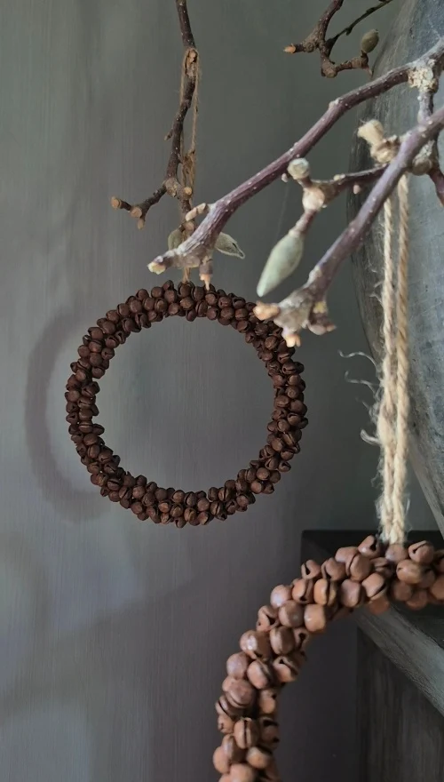 Roestige belletjes krans - 14 cm