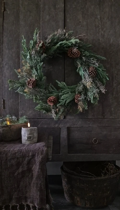 Gemixte ceder krans met dennenappels en lichtjes - 60 cm