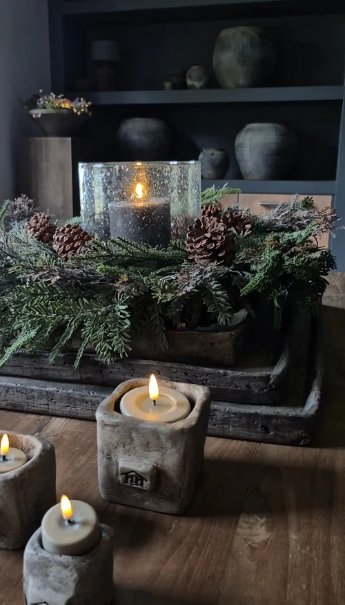 Gemixte ceder krans met dennenappels en lichtjes - 60 cm
