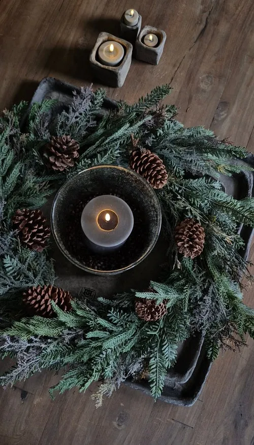 Gemixte ceder krans met dennenappels en lichtjes - 60 cm