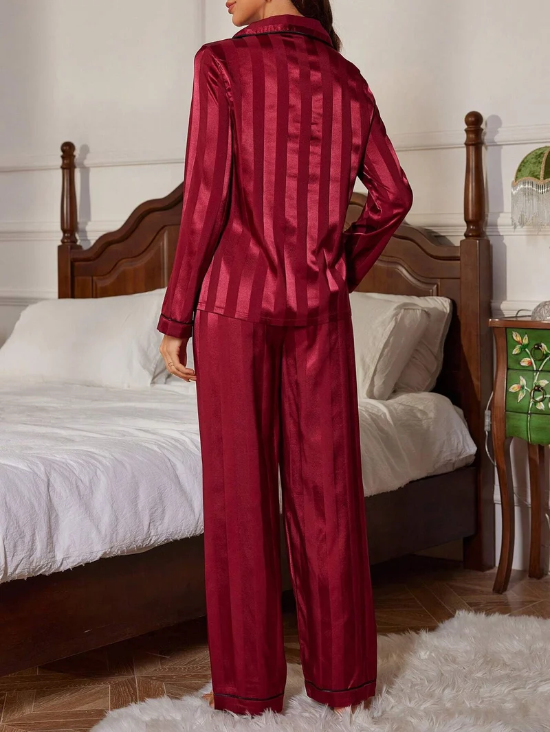Langer Pyjama mit Streifen aus Seidensatin | La Parisienne