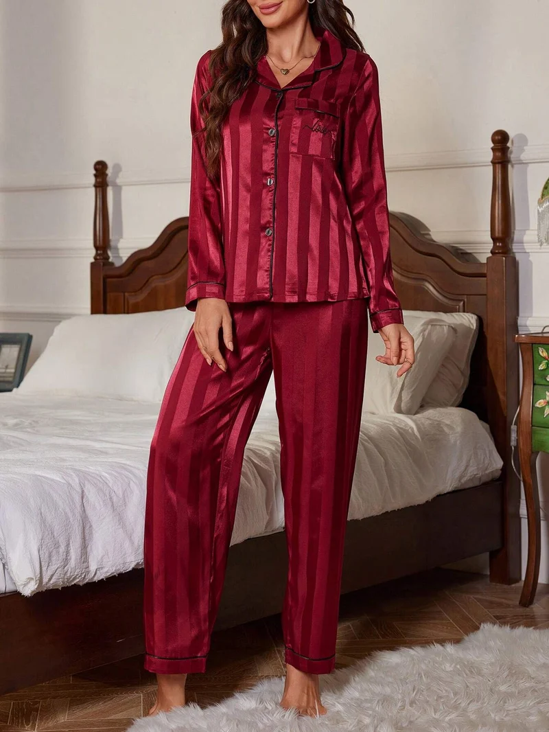 Langer Pyjama mit Streifen aus Seidensatin | La Parisienne