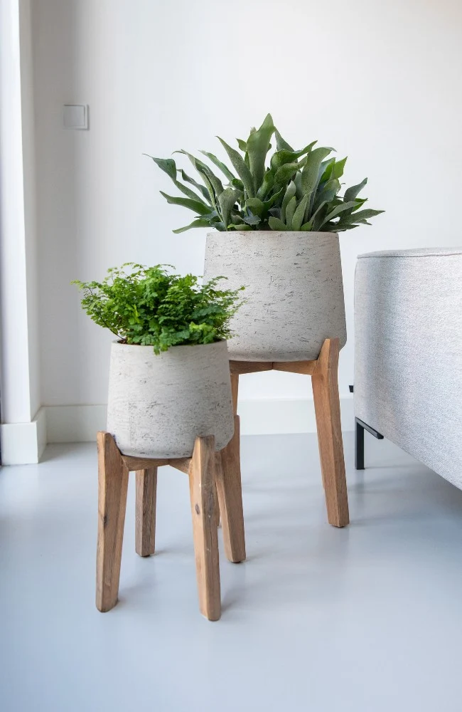 Blumentopf Patt Grau aus Ton, mit hohen Füßen
