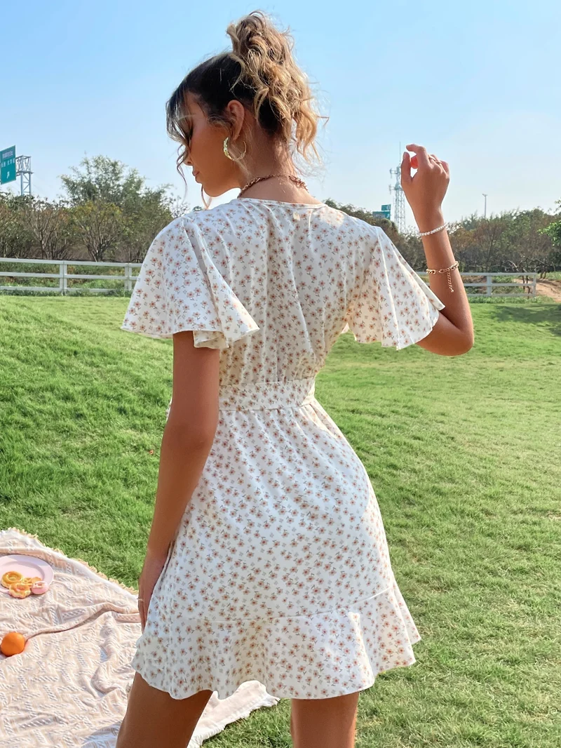 Kleid mit Blumengürtel | La Parisienne