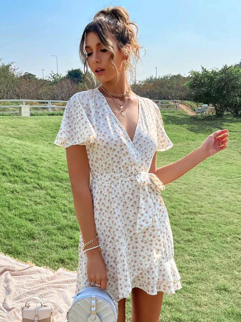 Kleid mit Blumengürtel | La Parisienne