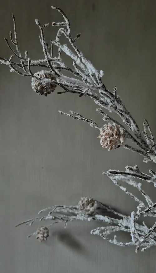 Dennenappel kunsttak met sneeuw - 80 cm