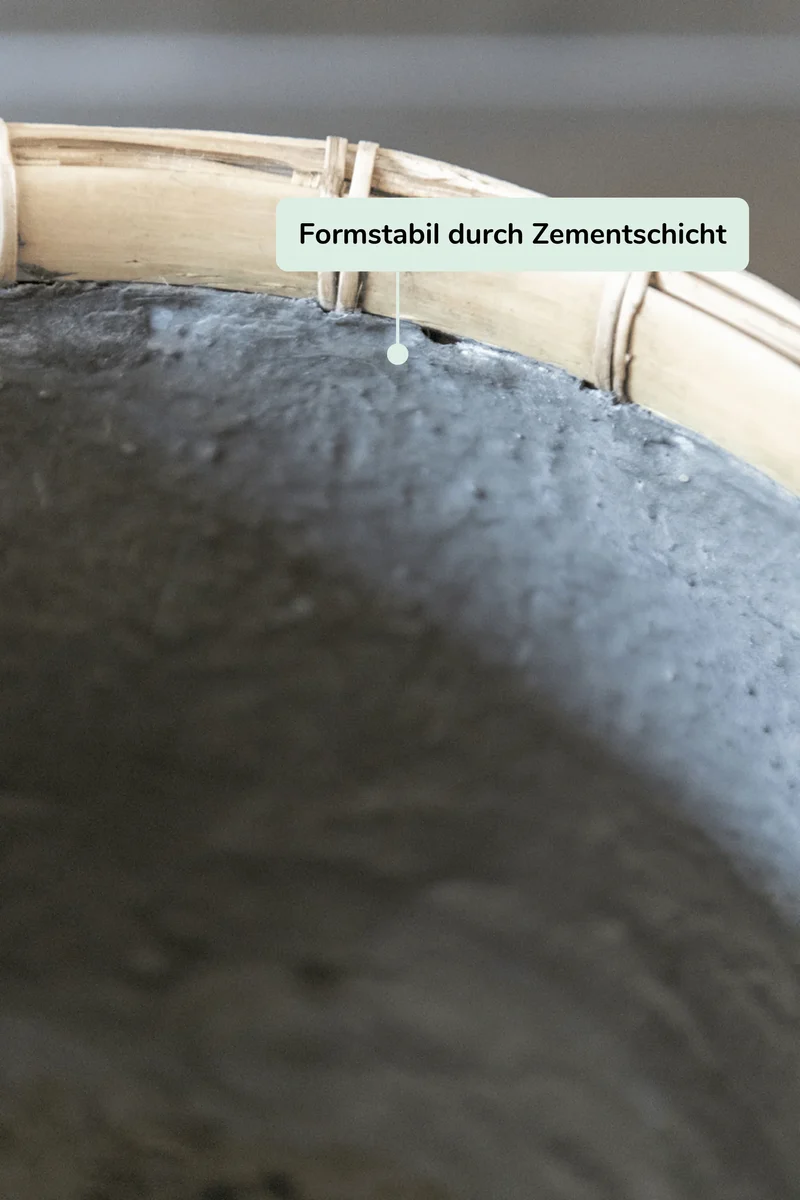 Pflanzkorb Nouri aus handgewebtem Bambus mit stabilem Zementkern