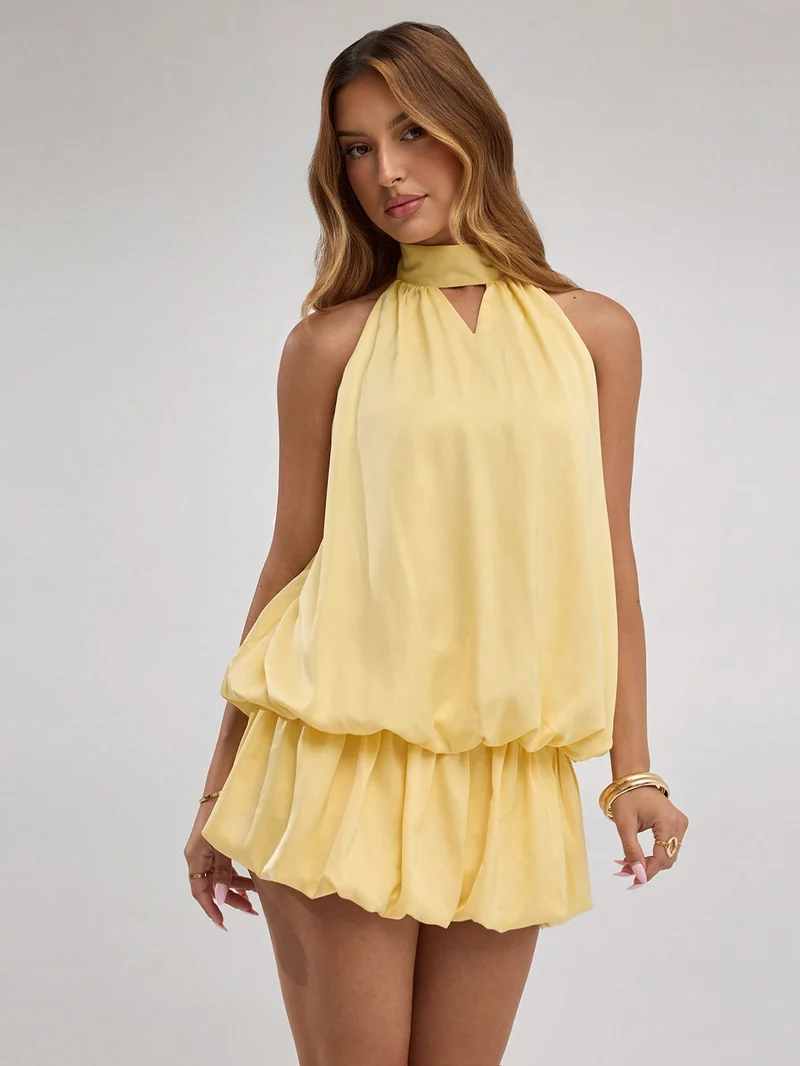 Kurzes Mini-Trapezkleid mit Volants und freiem Rücken | La Parisienne