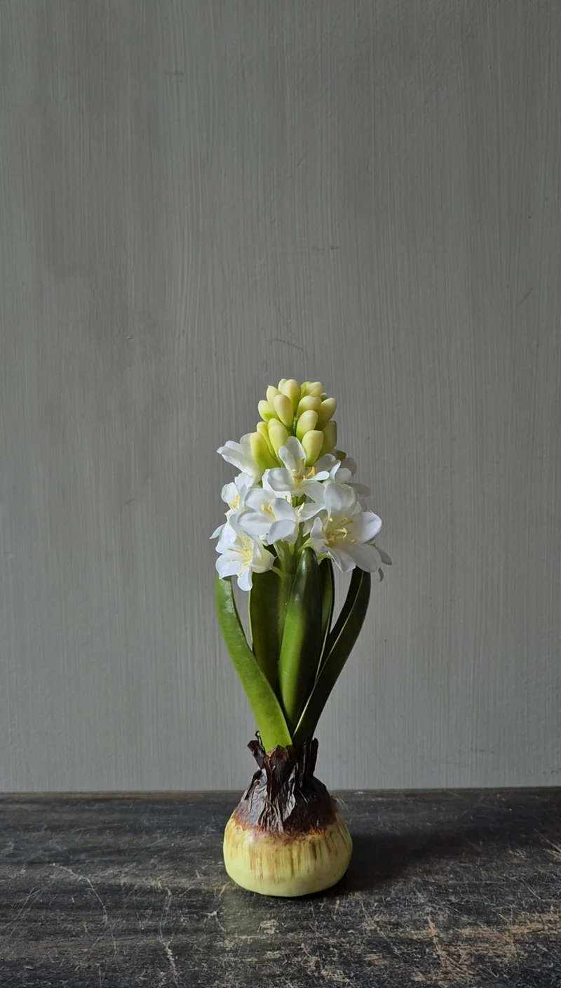 Pre-order Kunst bloeiende hyacint op bol wit - 20cm