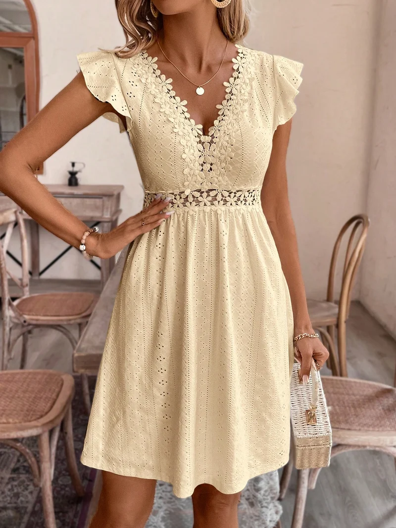 Sommerkleid aus Spitze mit V-Ausschnitt | La Parisienne