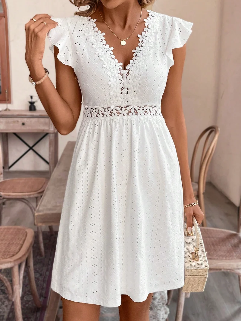 Sommerkleid aus Spitze mit V-Ausschnitt | La Parisienne