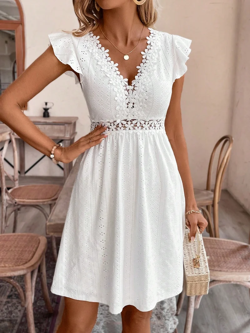 Sommerkleid aus Spitze mit V-Ausschnitt | La Parisienne