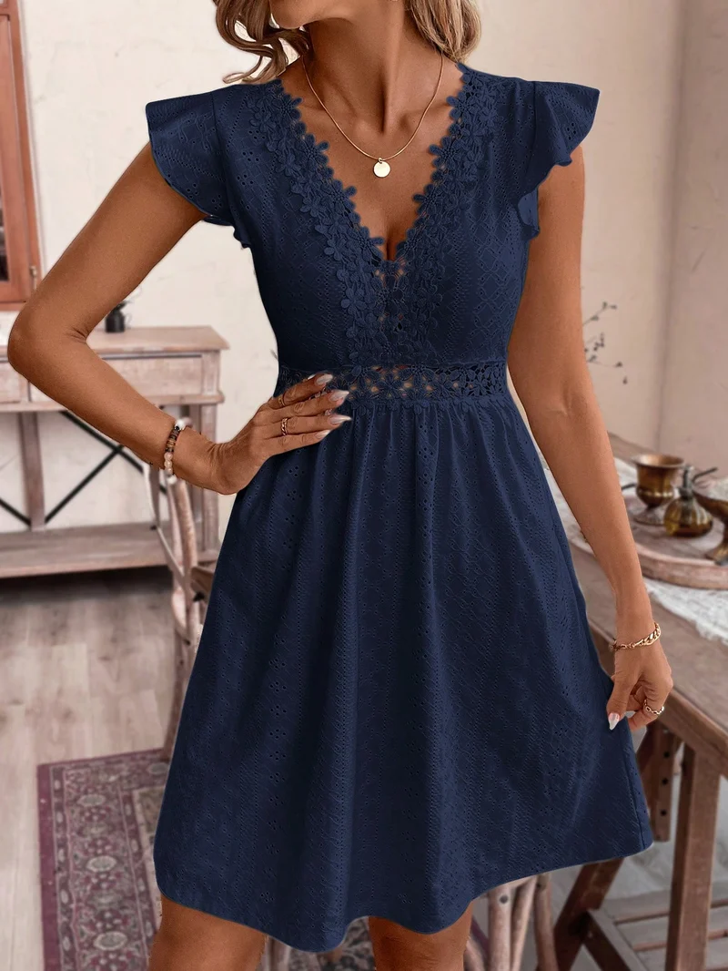 Sommerkleid aus Spitze mit V-Ausschnitt | La Parisienne