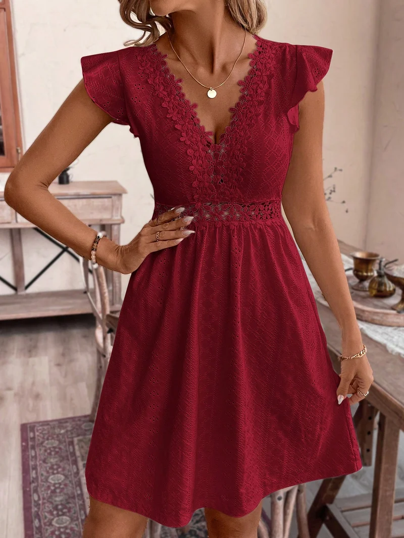 Sommerkleid aus Spitze mit V-Ausschnitt | La Parisienne