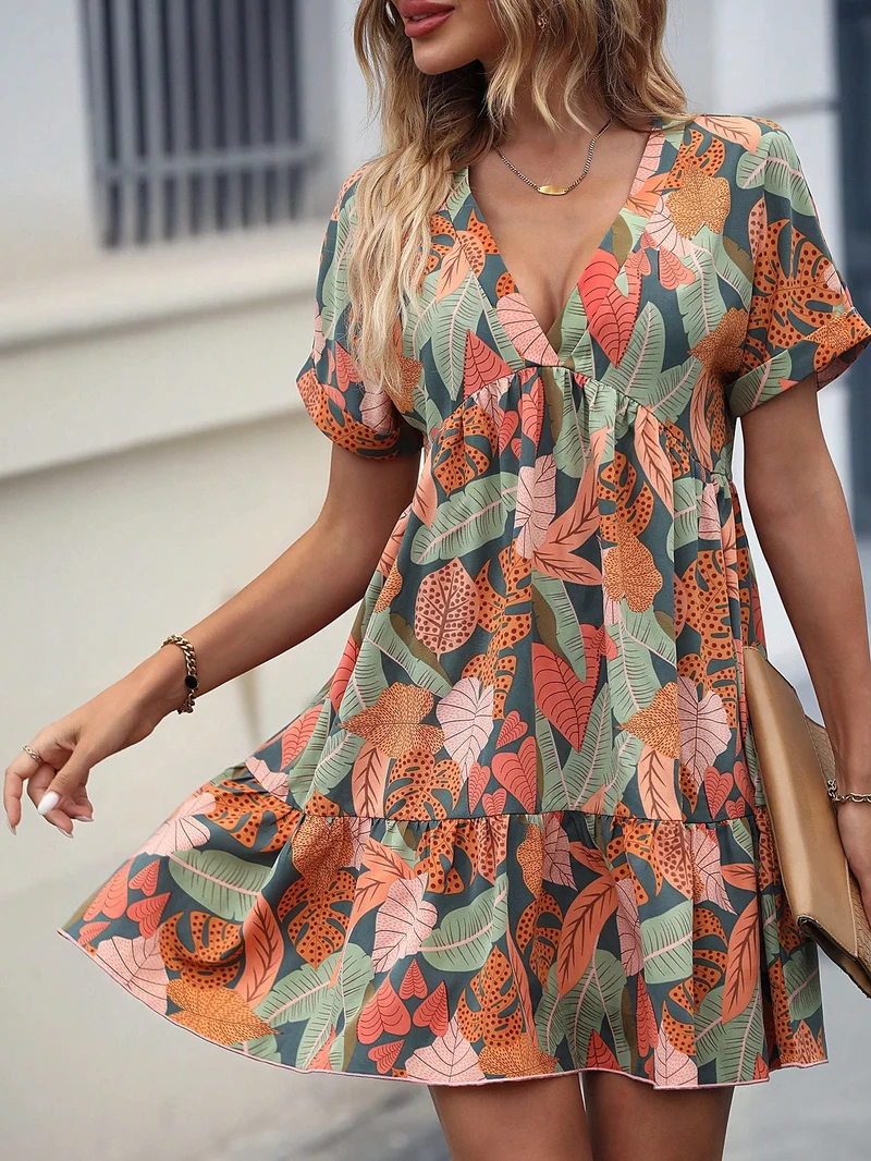 Kurzes Tropical-Kleid mit Rüschen | La Parisienne