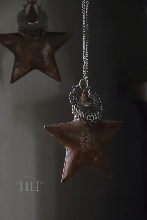 Roestige metalen ster met sieraad - set van 2