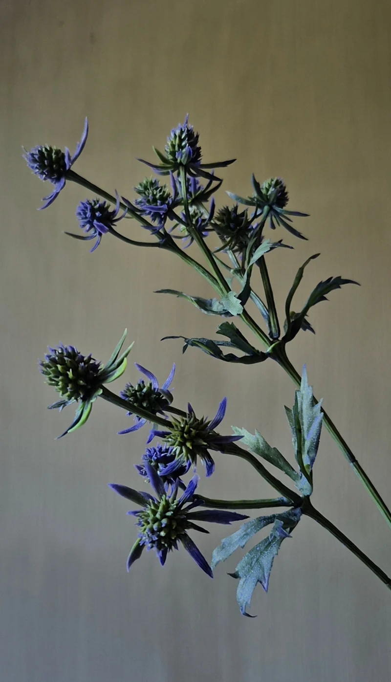 Distel kunsttak donkerblauw/paars - 64 cm