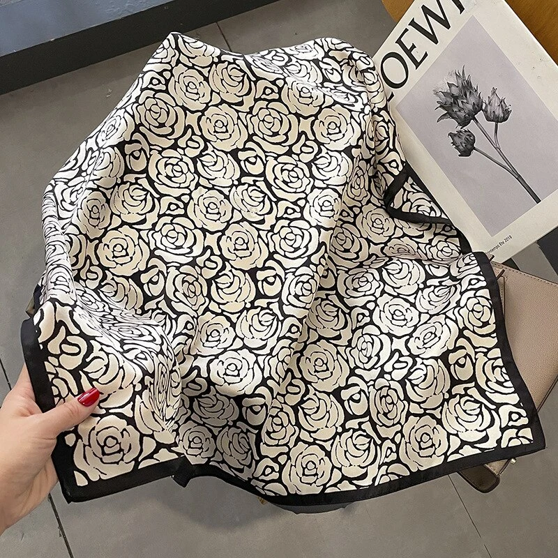 Carré aus 100% Seide Rose Schwarz und Weiß Frau | La Parisienne