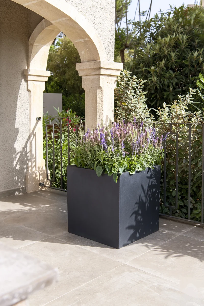 Eckiger Pflanzkübel Block Schwarz aus Fiberstone