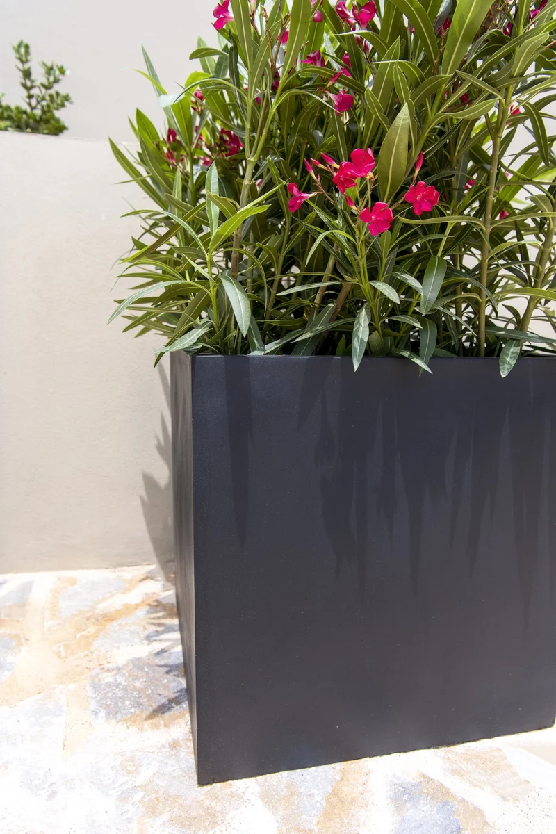 Eckiger Pflanzkübel Block Schwarz aus Fiberstone